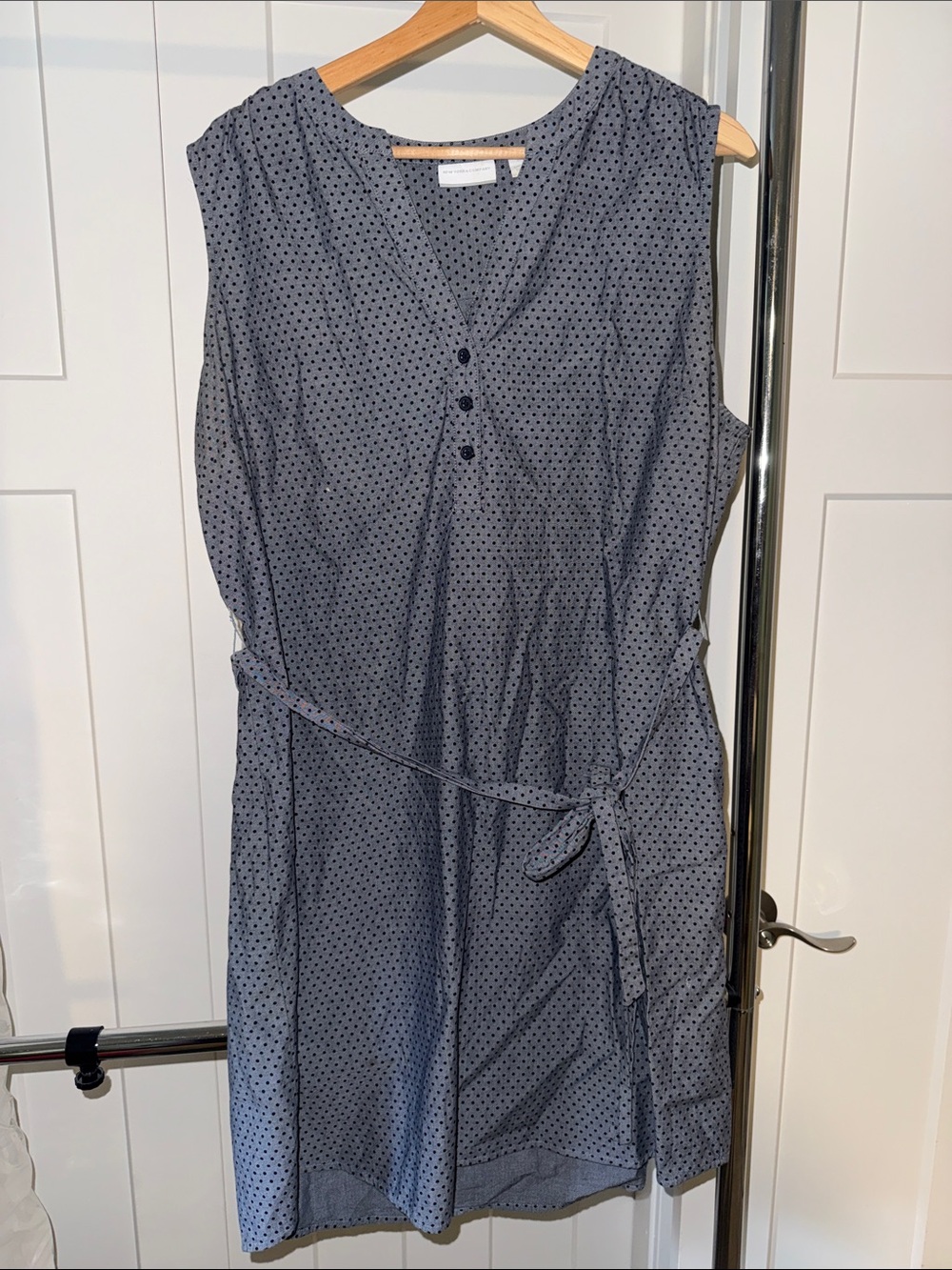 Sleeveless V-Neck Polka Dot Tie-Waist Dress — Gray